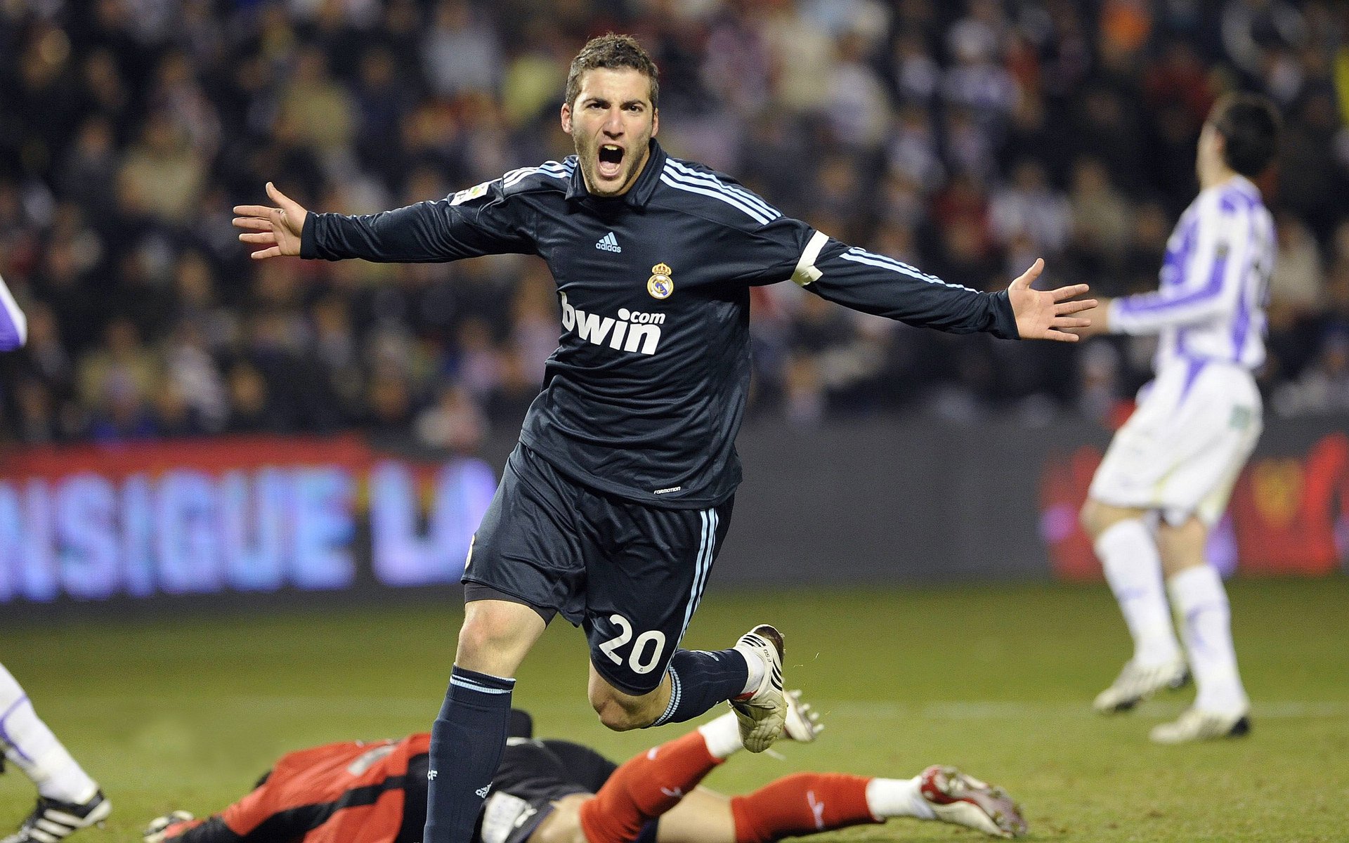 深圳湾畔的黄蜂之刺，当西亚卡姆的惊艳成为唯一的答案